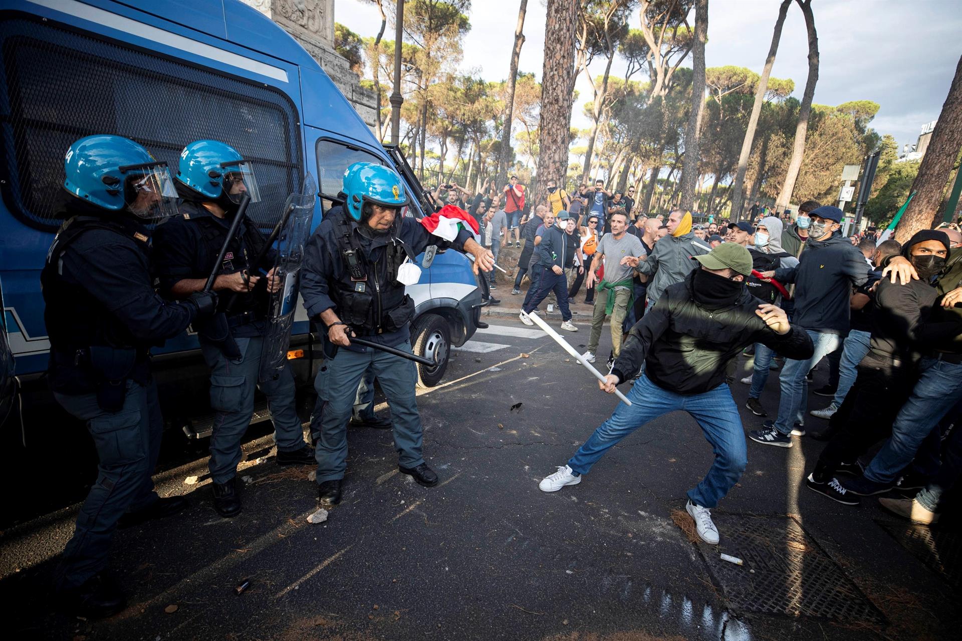 Enfrentamientos en Roma entre la policía y manifestantes contra el pasaporte Covid