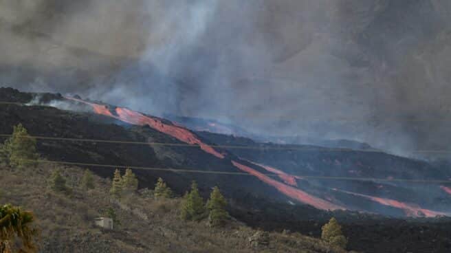 Así es la fuente de lava que ha dejado el colapso parcial del cono del volcán La situación de la colada 8 del volcán de Cumbre Vieja, en la isla de La Palma.