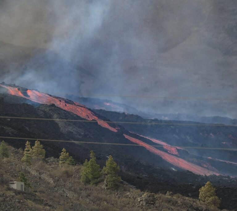 Así es la fuente de lava que ha dejado el colapso parcial del cono del volcán de La Palma