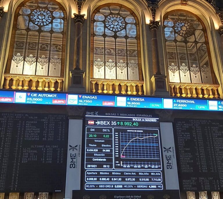 El Ibex 35 conquista los 8.400 puntos al dispararse un 2,4%, su tercera mayor subida en 2021