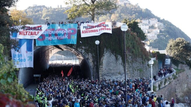Pancartas de 'Asesinos presos' en la manifestación de San Sebastián. Pancartas de 'Asesinos presos' en la manifestación de San Sebastián.