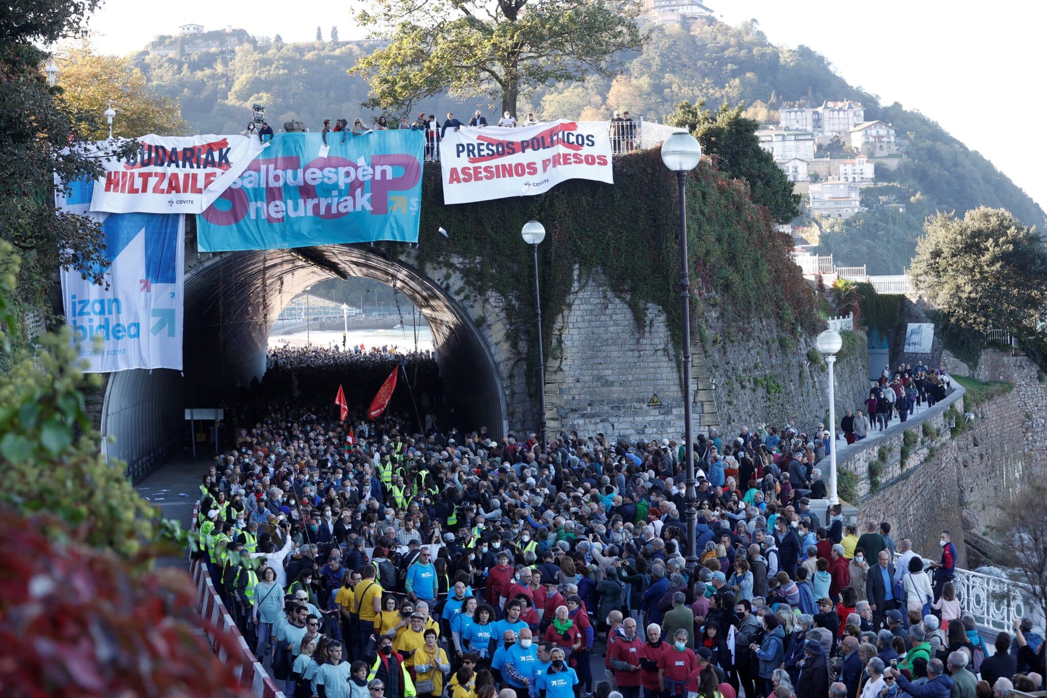 Pancartas de 'Asesinos presos' en la manifestación de San Sebastián.