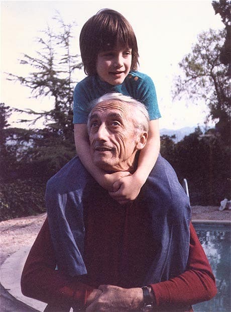 Fabien Cousteau, junto a su abuelo, Jacques Cousteau, en una imagen de su infancia