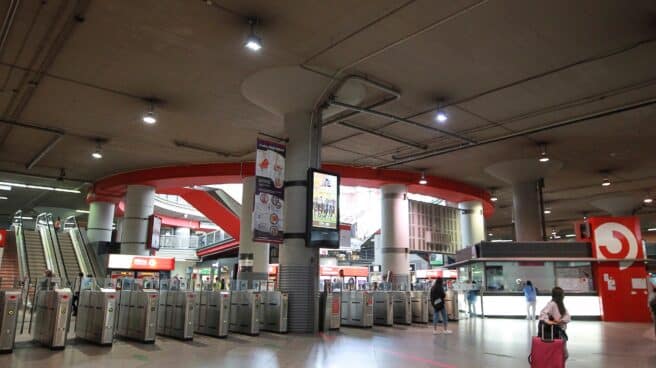 Huelga de maquinistas bloquea 179 trenes con servicios mínimos, según Renfe Vista de la estación de trenes de cercanías de Atocha