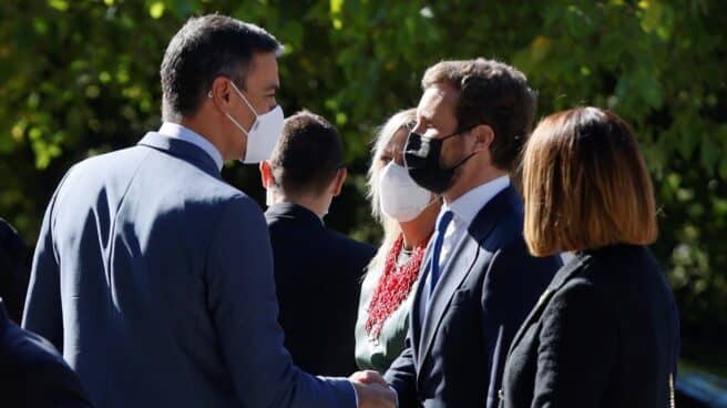 Sánchez y Casado se saludan en la entrega del Premio Carlos V a Merkel.