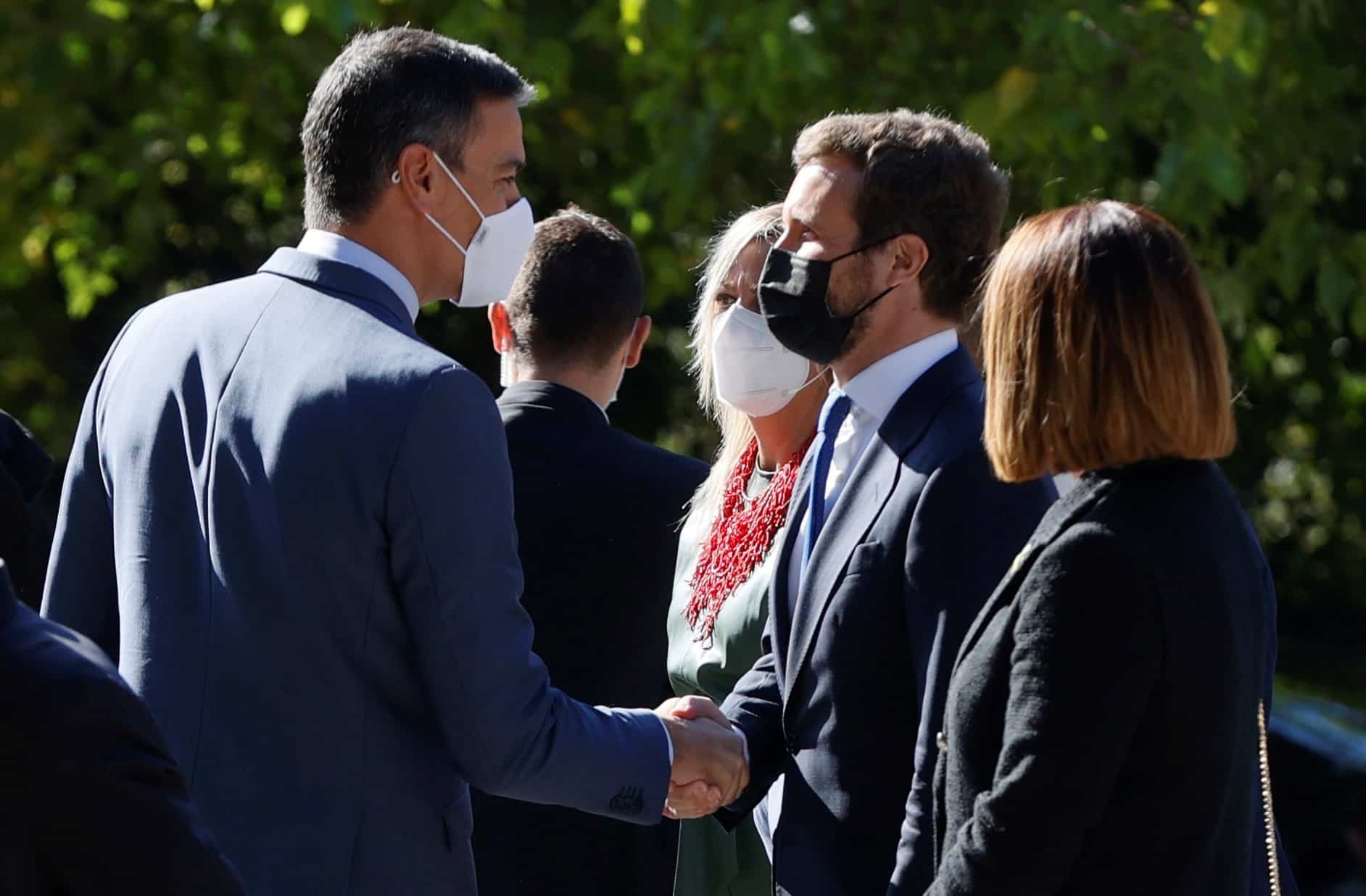 Sánchez y Casado se saludan en la entrega del Premio Carlos V a Merkel.