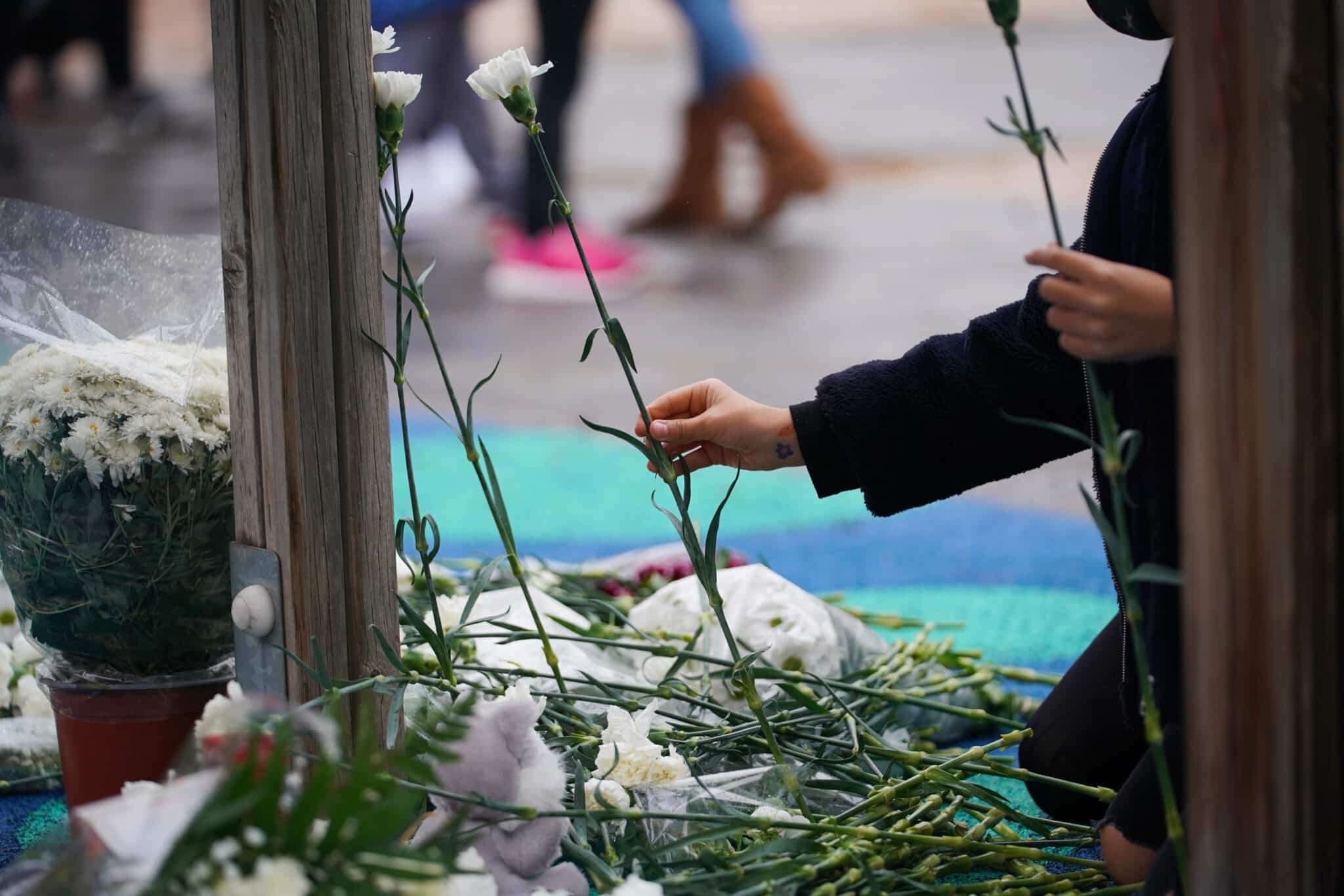 Flores en la concentración por el niño asesinado en Lardero.