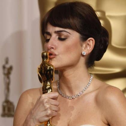 Penélope Cruz besando la "estatuilla", el Oscar ganado por 'Vicky Cristina Barcelona'