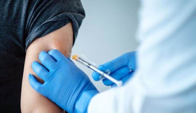 Imagen del primer participante en los ensayos clínicos de la vacuna contra el COVID-19 BNT162, que están desarrollando Pfizer y BioNTech