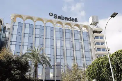 Sabadell llega a un preacuerdo con los sindicatos y rebaja el ERE a 1.380 salidas