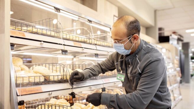 Trabajador de Mercadona en un supermercado de València manipulando el pan.