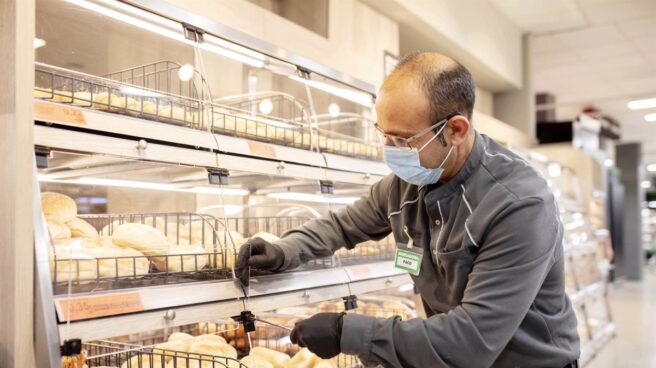 Trabajador de Mercadona en un supermercado de València Trabajador de Mercadona en un supermercado de València manipulando el pan.