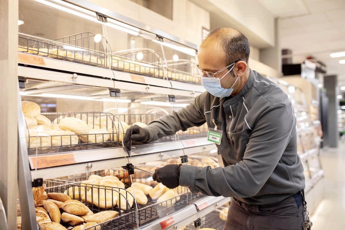 Trabajador de Mercadona en un supermercado de València manipulando el pan.
