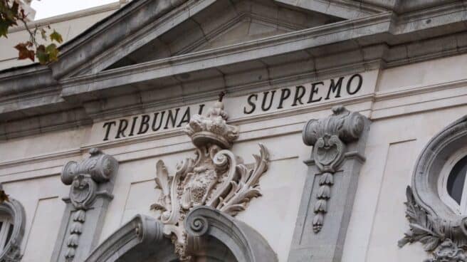 El Supremo avala que Twitter suspendiera la cuenta de Vox por incitar al odio Detalle de la fachada del Tribunal Supremo.