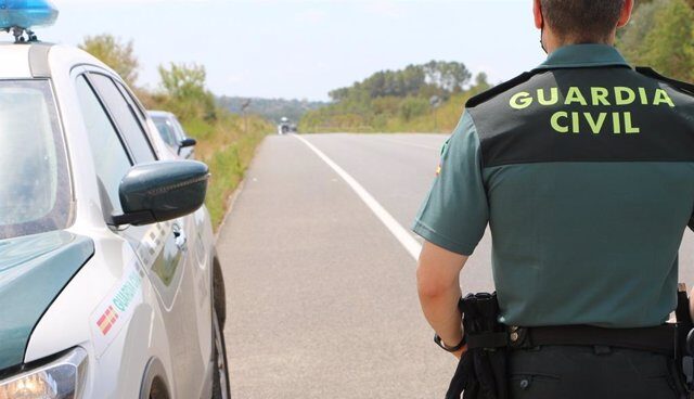 Agente-Vehículo-Guardia Civil. Agente de la Guardia Civil
