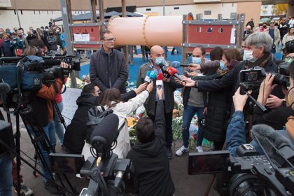 Gonzalo Martín, tío abuelo del niño de 9 años asesinado el pasado jueves en Lardero (La Rioja) atiende a los medios de comunicación tras la concentración este mediodía en memoria del pequeño