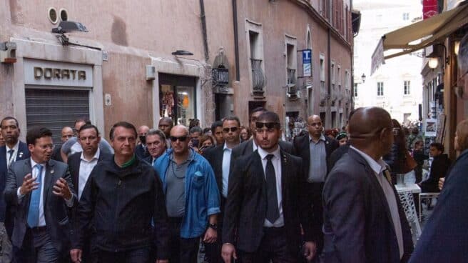 El presidente brasileño, Jair Bolsonaro, durante un paseo por las calles de Roma durante la cumbre del G-20