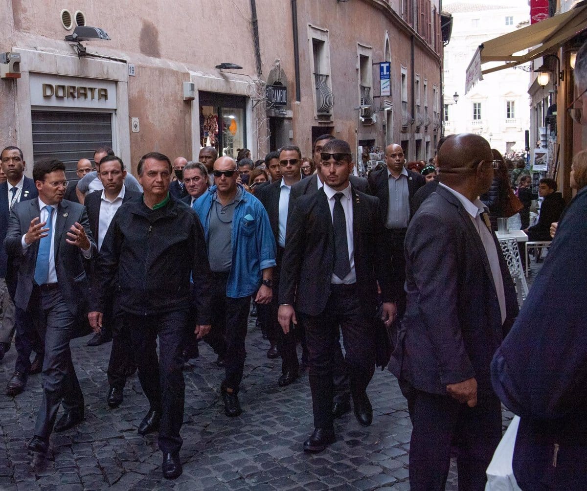 El presidente brasileño, Jair Bolsonaro, durante un paseo por las calles de Roma durante la cumbre del G-20