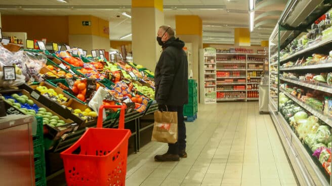 Un hombre en la sección de frutería de un supermercado de Madrid.