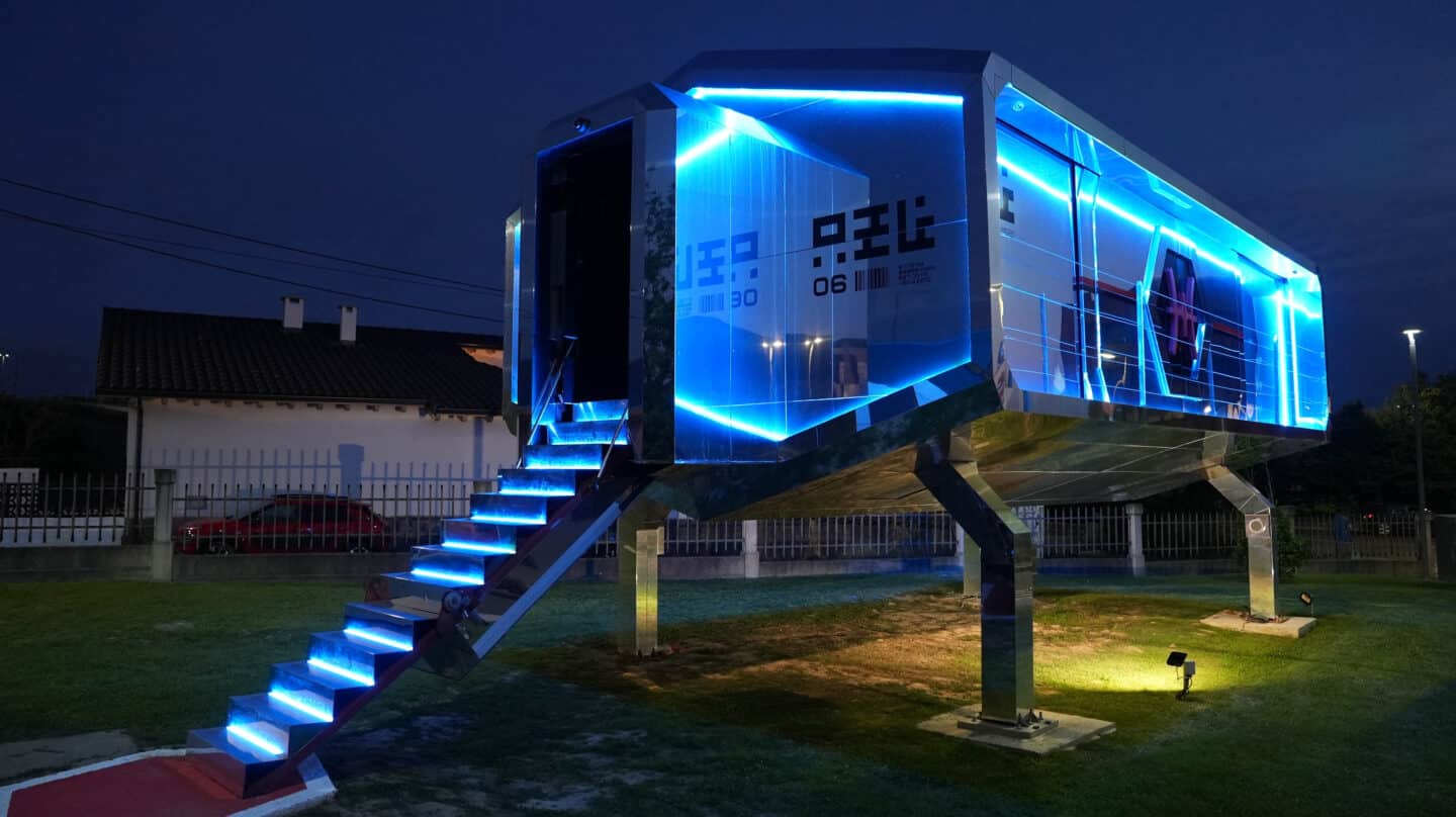 El modelo de la CyberHut, con iluminación nocturna