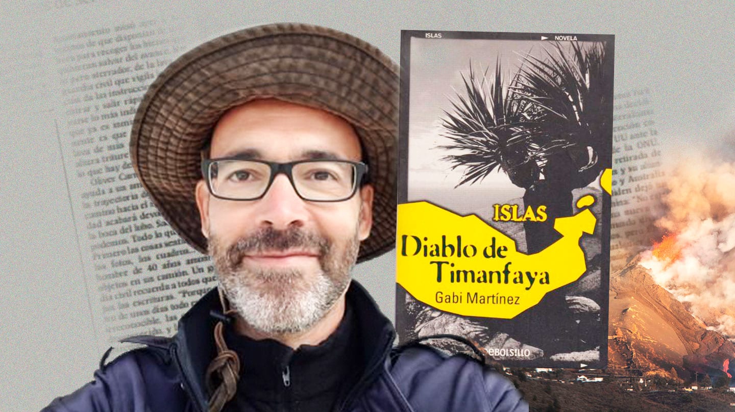 Imagen de Gabi Martínez con su libro ISLAS Diablo de Timanfaya