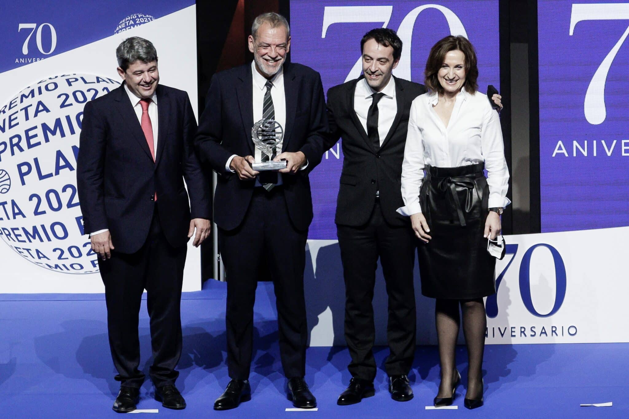 Los ganadores del Planeta (i-d) Antonio Mercero, Jorge Díaz y Agustín Martínez y la escritora finalista, Paloma Sánchez-Garnica.
