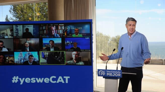 El presidente de Badalona, Xavier García Albiolinterviene durante un acto de campaña con alcaldes en Badalona