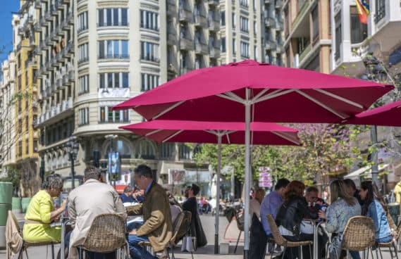 La Comunidad Valenciana amplía los comensales en la hostelería a seis por mesa