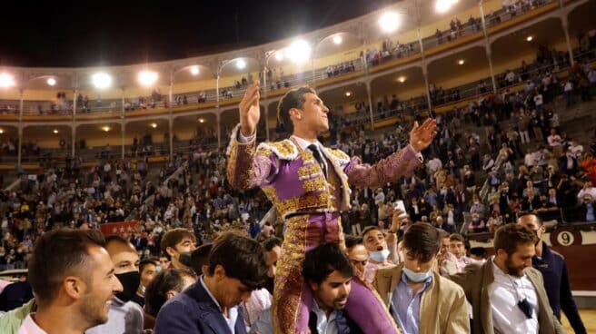 Ginés Marín abre la Puerta Grande de Las Ventas en la corrida del Día de la Hispanidad.