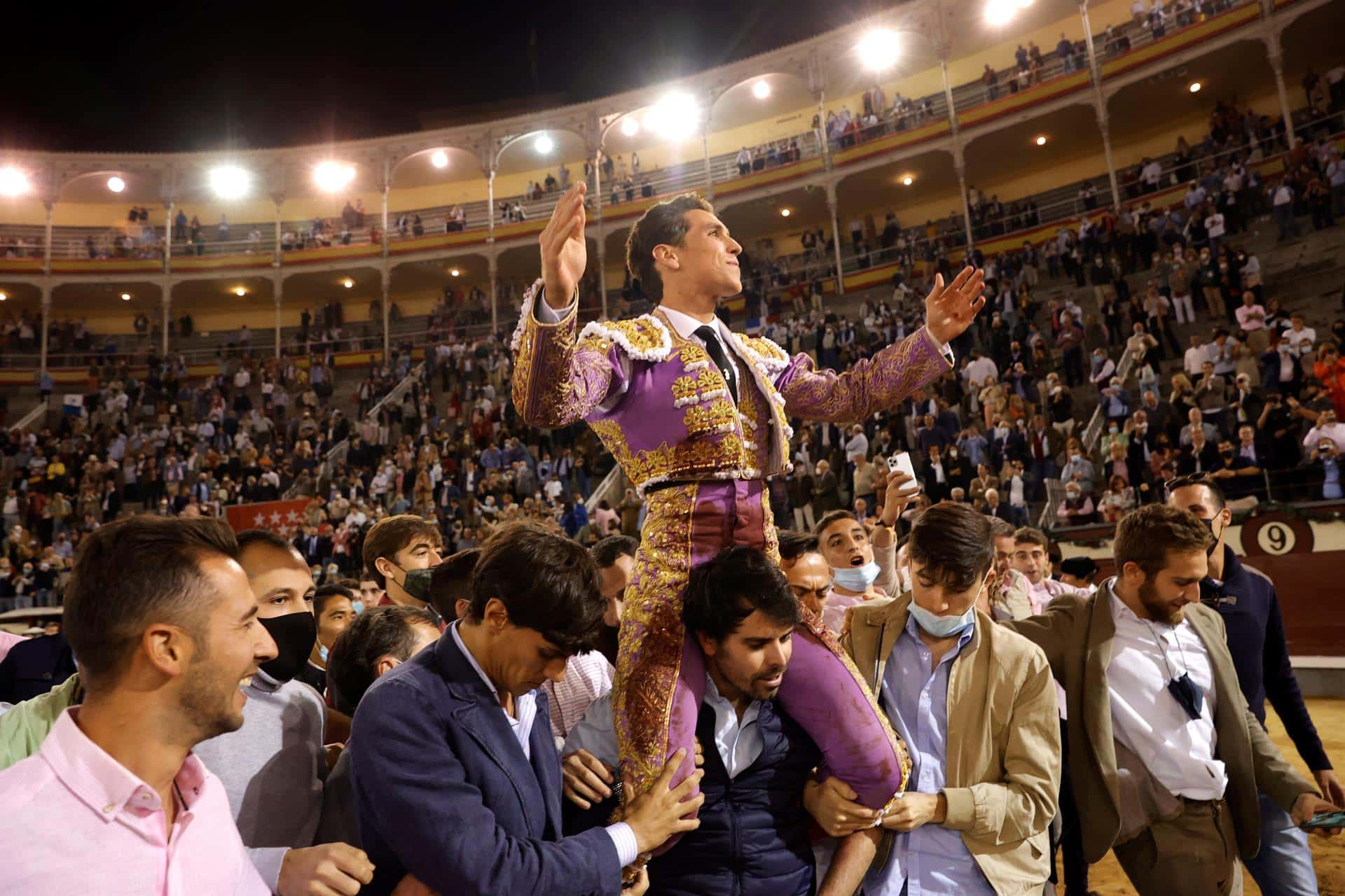 Ginés Marín abre la Puerta Grande de Las Ventas en la corrida del Día de la Hispanidad.