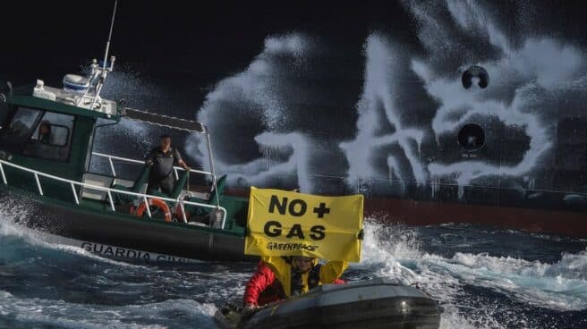 Activistas de Greenpeace intentan bloquear la llegada a Valencia de un buque cargado de gas.