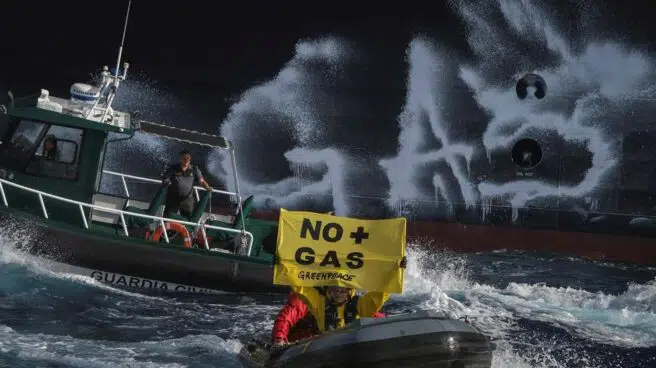 La Guardia Civil toma el barco de Greenpeace y permite la entrada en España del buque cargado con gas