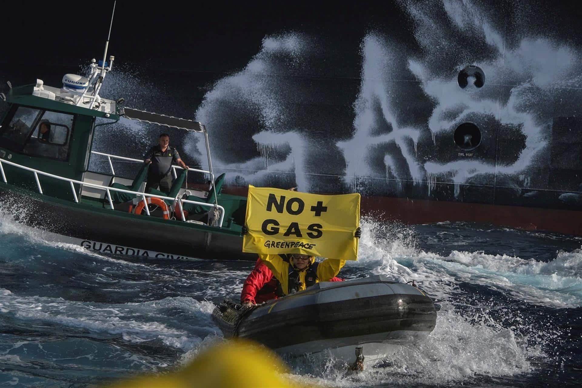 Activistas de Greenpeace intentan bloquear la llegada a Valencia de un buque cargado de gas.