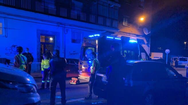 Un menor sufre la amputación parcial de una mano tras un acuchillamiento grave en Madrid Sanitarios y policías municipales en la zona del suceso