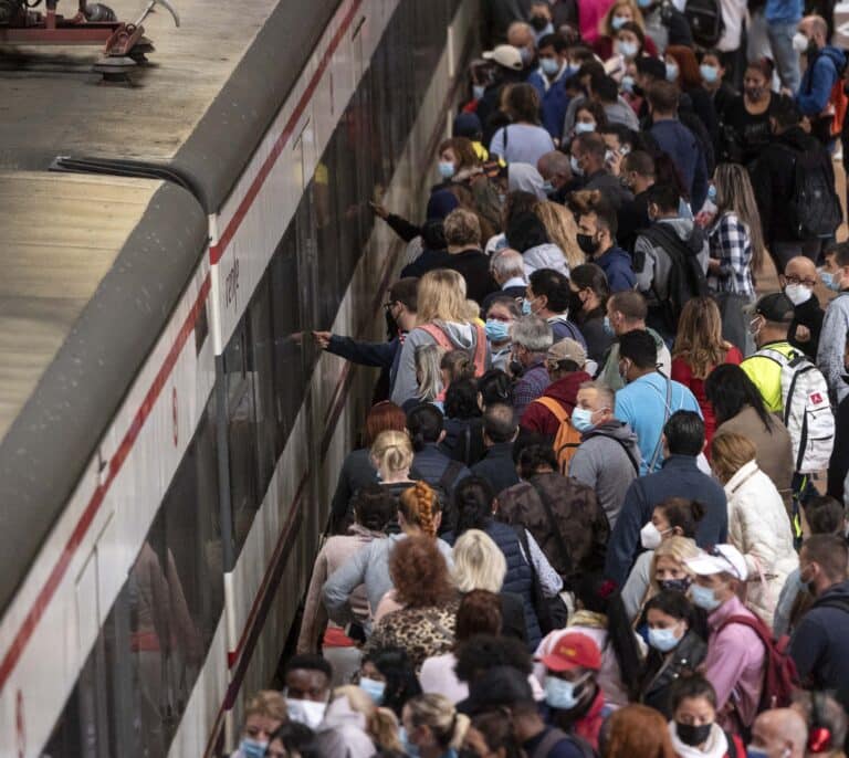 Renfe pide no usar el Cercanías en Madrid por el "incumplimiento de servicios mínimos" en la huelga