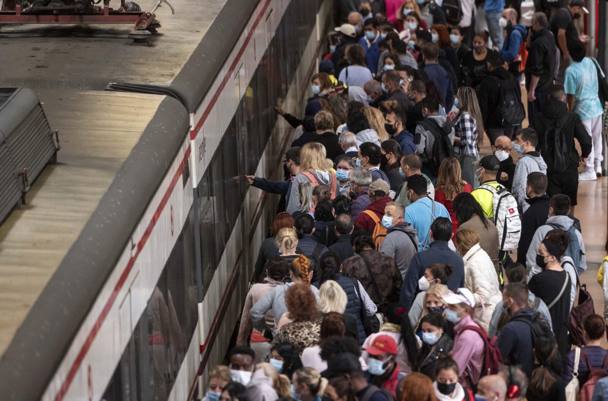Pasajeros esperan acceder a un tren de Cercanías en la estación de Atocha en Madrid.
