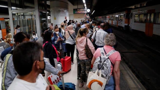 Los maquinistas de Renfe reanudan la huelga tras dos días de tregua Decenas de pasajeros esperan la llegada de algún tren este jueves durante la huelga de maquinistas convocada por el sindicato Semaf que está provocando una jornada de caos en Rodalies por el "incumplimiento" de los servicios mínimos, que ha supuesto la supresión de más de 80 trenes, el cierre puntual de algunas estaciones y la interrupción de la circulación en la estación de Sants