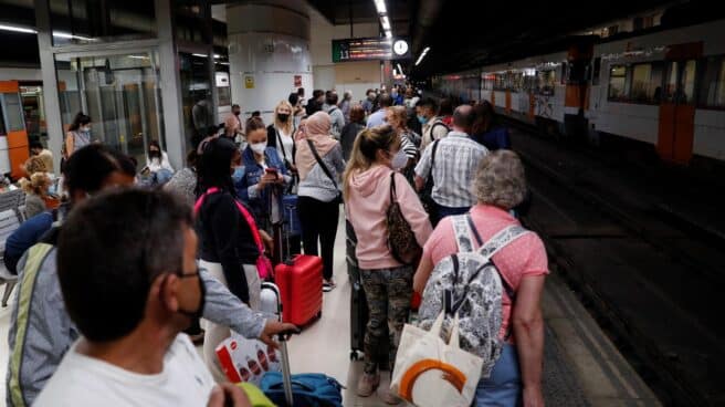 Decenas de pasajeros esperan la llegada de algún tren este jueves durante la huelga de maquinistas convocada por el sindicato Semaf que está provocando una jornada de caos en Rodalies por el "incumplimiento" de los servicios mínimos, que ha supuesto la supresión de más de 80 trenes, el cierre puntual de algunas estaciones y la interrupción de la circulación en la estación de Sants