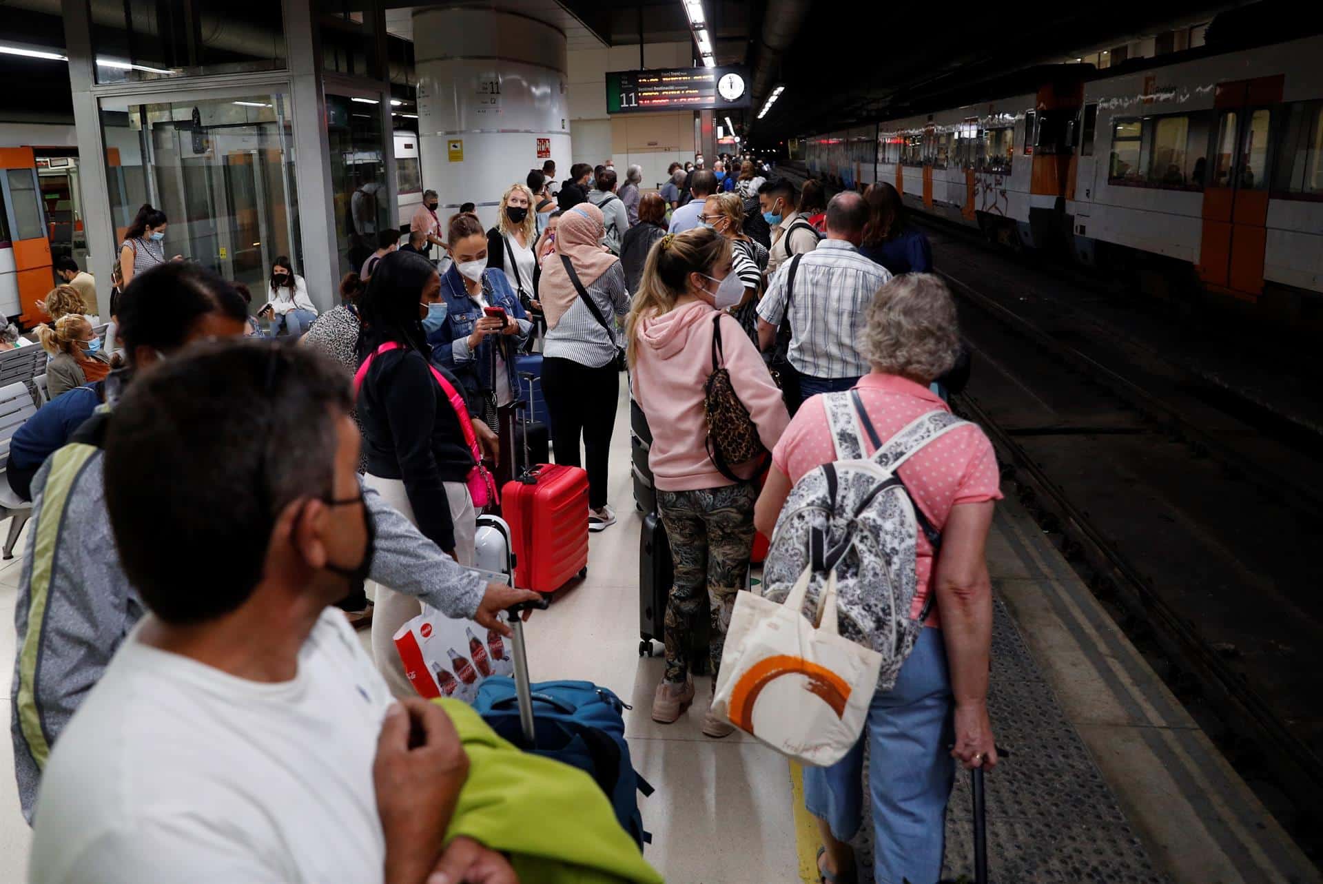 Decenas de pasajeros esperan la llegada de algún tren este jueves durante la huelga de maquinistas convocada por el sindicato Semaf que está provocando una jornada de caos en Rodalies por el "incumplimiento" de los servicios mínimos, que ha supuesto la supresión de más de 80 trenes, el cierre puntual de algunas estaciones y la interrupción de la circulación en la estación de Sants