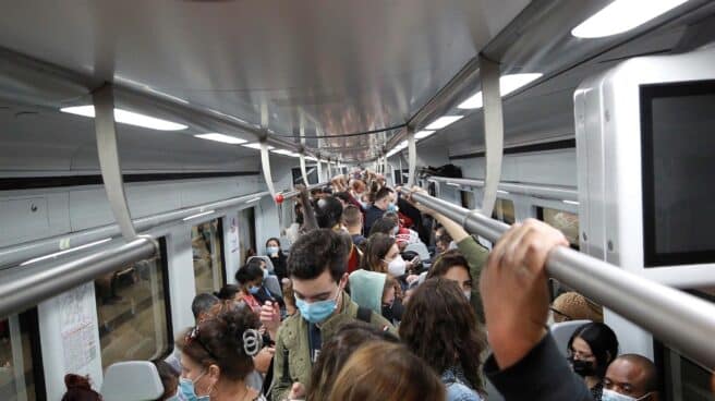 Seguimiento masivo e incumplimiento de servicios mínimos en la huelga de Renfe Pasajeros en uno de los trenes de cercanías de la estación ded Chamartín, en Madrid, en la segunda jornada de la huelga de maquinistas convocada por el sindicato Semaf, que este viernes ha dejado sin circulación a 179 trenes que tenían que cumplir los servicios mínimos.
