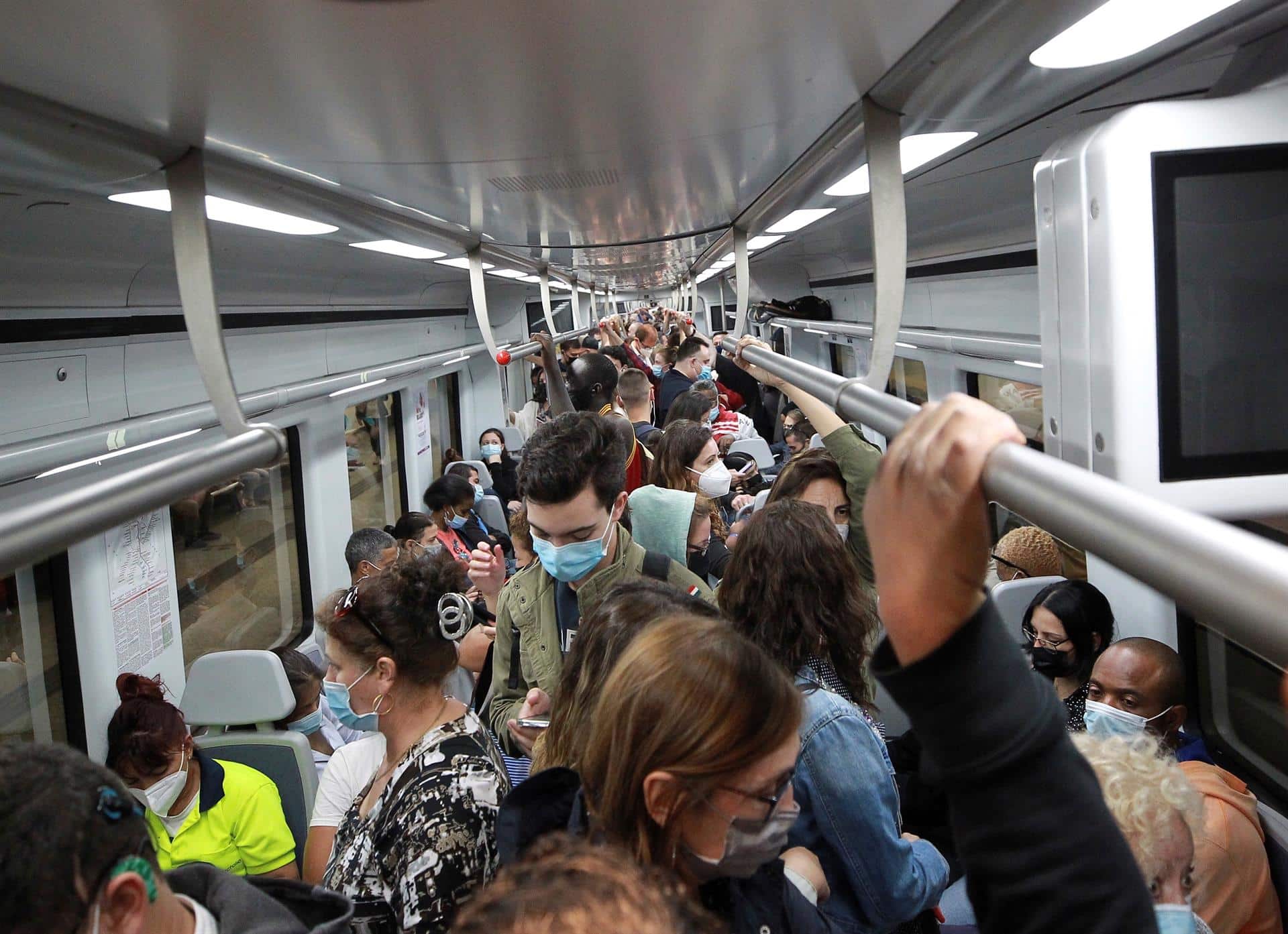Pasajeros en uno de los trenes de cercanías de la estación ded Chamartín, en Madrid, en la segunda jornada de la huelga de maquinistas convocada por el sindicato Semaf, que este viernes ha dejado sin circulación a 179 trenes que tenían que cumplir los servicios mínimos.