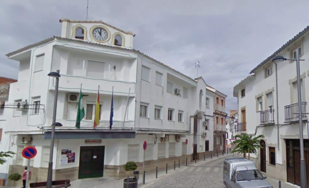 Fachada del ayuntamiento de Huesa, en Jaén.