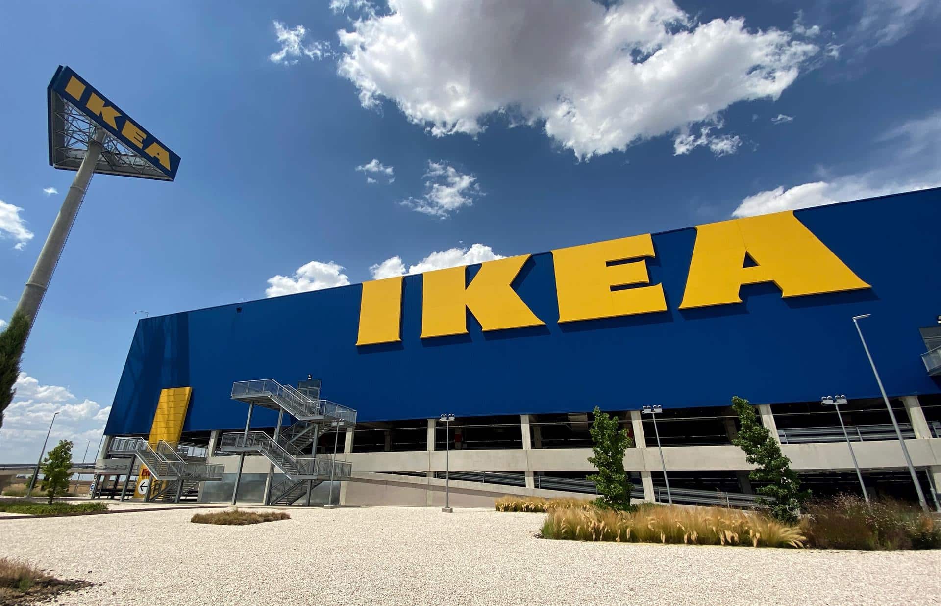 Fachada y zonas exteriores pertenecientes a la tienda Ikea de Villaviciosa de Odón, en Madrid.