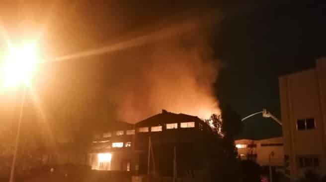 Estabilizado el incendio en una fábrica de velas en Barcelona Imágenes del incendio en la fábrica de velas en Sentemant (Barcelona)