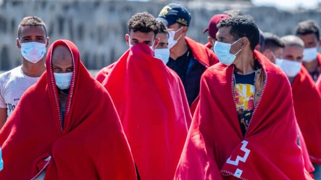 interior-contrato-trasmediterranea-traslado-argelinos Migrantes magrebíes, atendidos por la Cruz Roja tras desembarcar en un puerto español.
