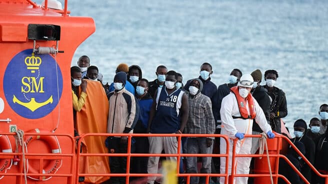 Migrantes llegan a tierra tras el rescate del buque Salvamar 'Mizar' a una patera en aguas de Fuerteventura.