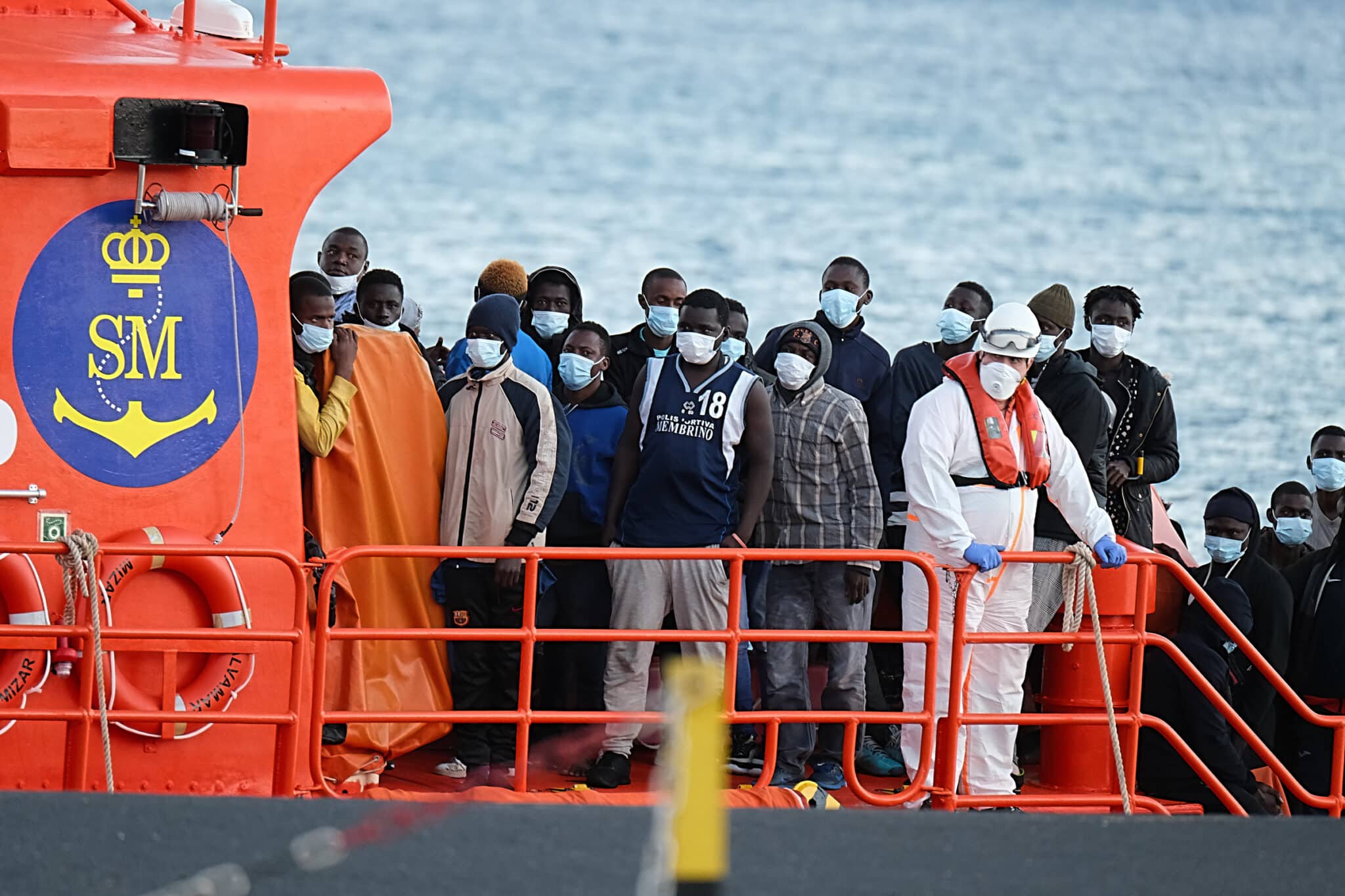 Migrantes llegan a tierra tras el rescate del buque Salvamar 'Mizar' a una patera en aguas de Fuerteventura.