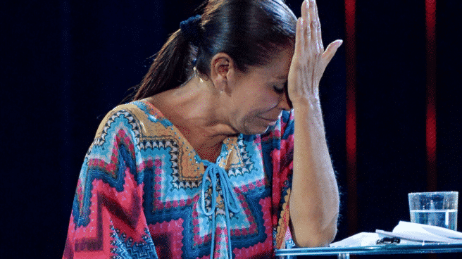 Isabel Pantoja llora en el plató tras su salida de 'Supervivientes' Isabel Pantoja llora en el plató tras su salida de 'Supervivientes'