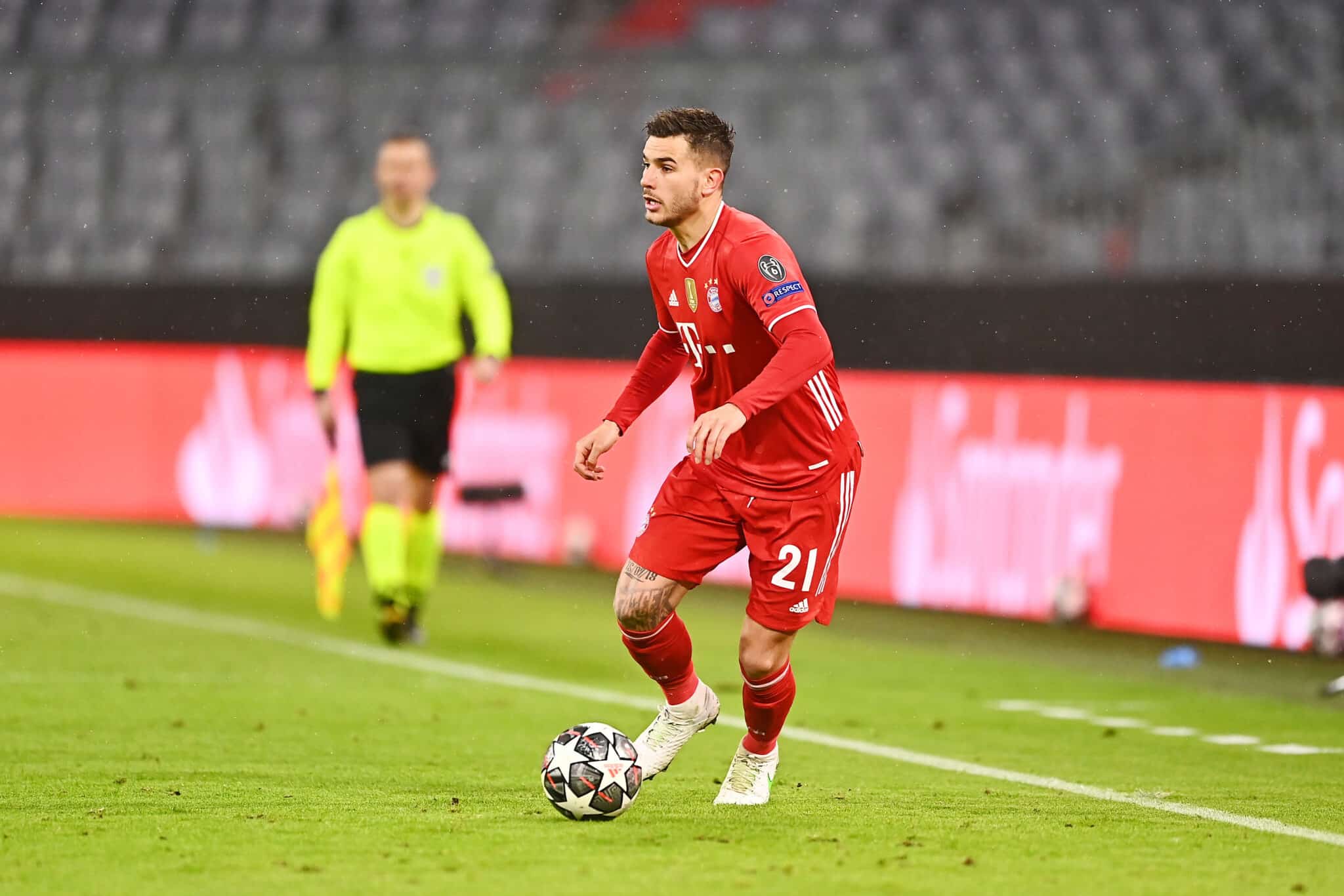 Lucas Hernández en un partido de UEFA Champions League con el Bayern Munich