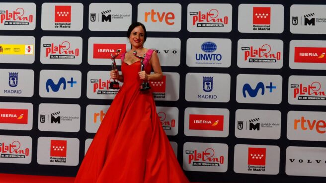 La directora chilena Maite Alberdi posa con sus dos premios por "El agente topo", durante la ceremonia de entrega de los Premios Platino del Cine y el Audiovisual Iberoamericano que se celebra este domingo en Madrid